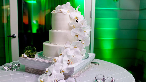 green wedding cake up light
